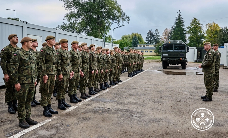 Żołnierze Ośrodka Reprezentacyjnego WOT pomagają powodzianom