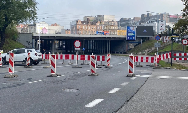 Katowice. Zamknięta ulica Mikołowska pod wiaduktem