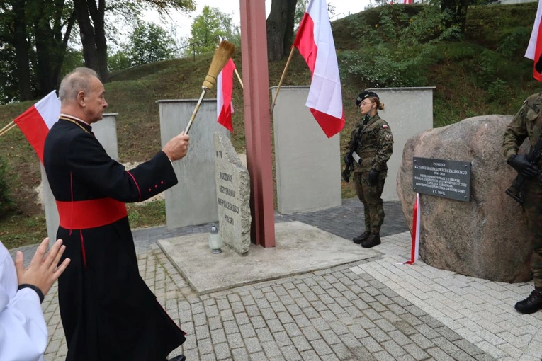 Przy tym pomniku ożywa historia