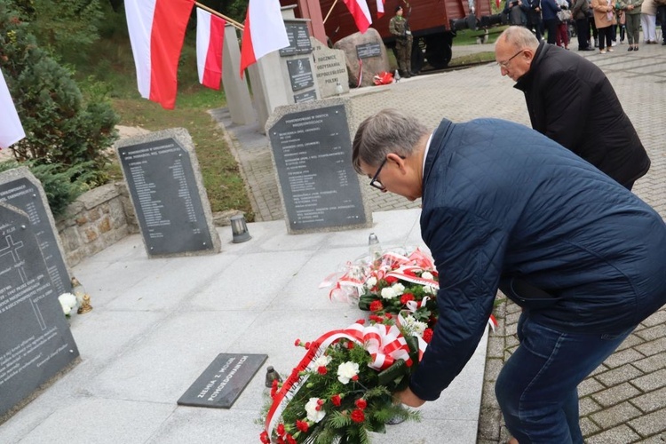 Uroczystości przy Pomniku Ofiar Ludobójstwa na Kresach Wschodnich w zielonogórskiej Łężycy