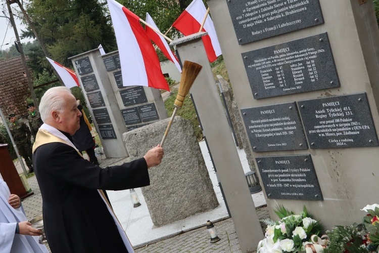 Uroczystości przy Pomniku Ofiar Ludobójstwa na Kresach Wschodnich w zielonogórskiej Łężycy