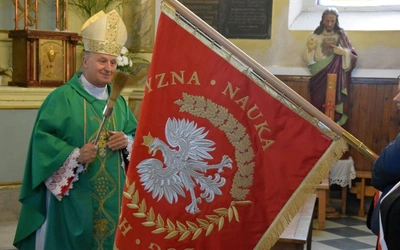 Szkoła w Ciepłej ma swój sztandar