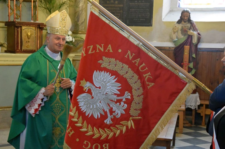 Szkoła w Ciepłej ma swój sztandar