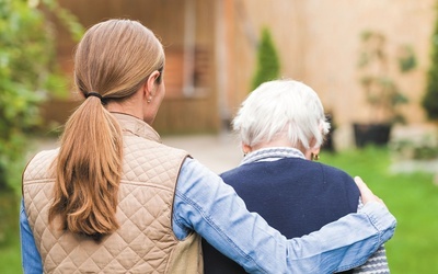 „Babcia ucieka, nie pamięta nas”. Opiekunowie – ukryte ofiary alzheimera?