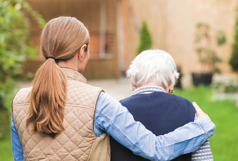 „Babcia ucieka, nie pamięta nas”. Opiekunowie – ukryte ofiary alzheimera?