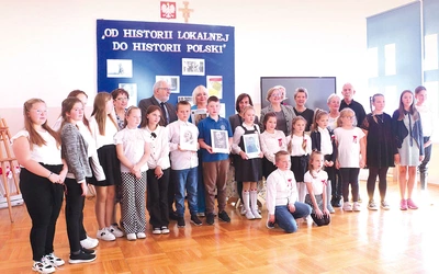 	Wspólne zdjęcie uczestników uroczystości.