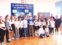 	Wspólne zdjęcie uczestników uroczystości.