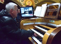 	Na tym samym instrumencie gra już ponad cztery dekady.