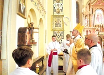 Abp Adrian Galbas poświęcił drewniany relikwiarz.