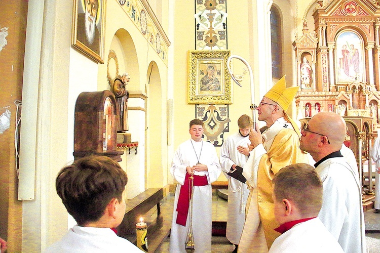 Abp Adrian Galbas poświęcił drewniany relikwiarz.