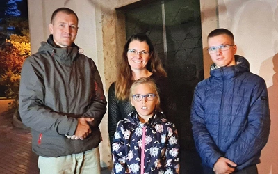 	Anna i Tomasz Bambynkowie z córką Marysią i synem Nikodemem już zaprosili do siebie błogosławionych.