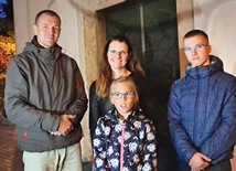 	Anna i Tomasz Bambynkowie z córką Marysią i synem Nikodemem już zaprosili do siebie błogosławionych.