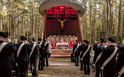 	Na liturgii zgromadziły się setki wiernych z Pomorza, w tym przedstawiciele władz państwowych, samorządowych, szkół, służb mundurowych i rodziny ofiar kaźni.