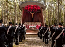 	Na liturgii zgromadziły się setki wiernych z Pomorza, w tym przedstawiciele władz państwowych, samorządowych, szkół, służb mundurowych i rodziny ofiar kaźni.