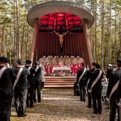 	Na liturgii zgromadziły się setki wiernych z Pomorza, w tym przedstawiciele władz państwowych, samorządowych, szkół, służb mundurowych i rodziny ofiar kaźni.