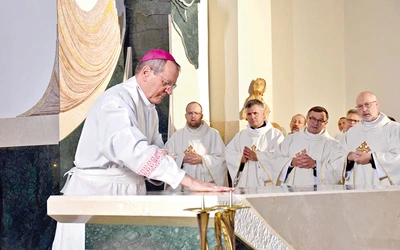 Po homilii odbyły się obrzędy poświęcenia kościoła i ołtarza.