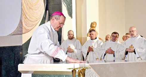 Po homilii odbyły się obrzędy poświęcenia kościoła i ołtarza.