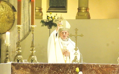 	Na zakończenie Eucharystii abp Mieczysław Mokrzycki udzielił błogosławieństwa relikwiarzem.