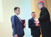 	Z rąk biskupa otrzymali legitymacje Jakub Raczyński i Mikołaj Sagan.