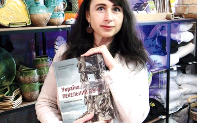 	– Naszym duszom nie jest pisany pokój, dopóki wojny wędrują ulicami – zamyśla się Julia. Na zdjęciu prezentuje książkę „Ukraina. Piekło roku 2022”.