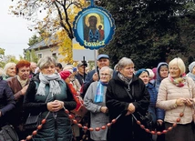 	Kilkaset osób w Domaniewicach dawało świadectwo wiary i działania Matki Bożej.