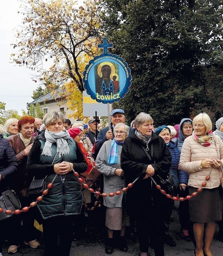 	Kilkaset osób w Domaniewicach dawało świadectwo wiary i działania Matki Bożej.