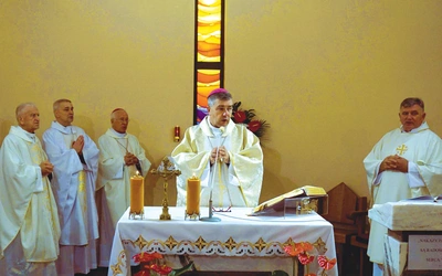 	Mszy św. jubileuszowej przewodniczył biskup łowicki.