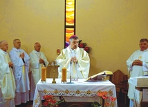 	Mszy św. jubileuszowej przewodniczył biskup łowicki.