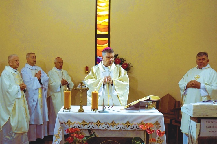 	Mszy św. jubileuszowej przewodniczył biskup łowicki.