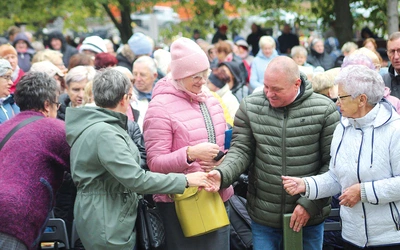 – Dziękuję wam, że weszliście w tę wspólnotę i przyjęliście zaproszenie do modlitwy – mówił do zgromadzonych w Smardzewie bp Szymon Stułkowski.