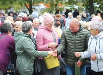 – Dziękuję wam, że weszliście w tę wspólnotę i przyjęliście zaproszenie do modlitwy – mówił do zgromadzonych w Smardzewie bp Szymon Stułkowski.