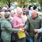 – Dziękuję wam, że weszliście w tę wspólnotę i przyjęliście zaproszenie do modlitwy – mówił do zgromadzonych w Smardzewie bp Szymon Stułkowski.