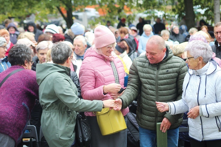 – Dziękuję wam, że weszliście w tę wspólnotę i przyjęliście zaproszenie do modlitwy – mówił do zgromadzonych w Smardzewie bp Szymon Stułkowski.