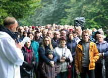 Nabożeństwo, mimo deszczowej pogody i chłodu, zgromadziło na zawadzkim wzgórzu tłumy wiernych.