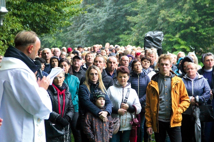 Nabożeństwo, mimo deszczowej pogody i chłodu, zgromadziło na zawadzkim wzgórzu tłumy wiernych.