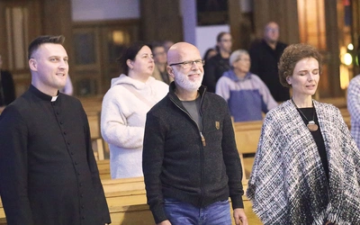 Anna i Jerzy Ordutowscy z ks. Łukaszem Dutką.