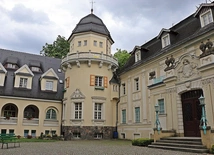 Zespół pałacowo-parkowy to bez wątpienia najpiękniejszy obiekt seminaryjny w Polsce.