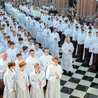 W uroczystości uczestniczyli proboszczowie, a także rodziny kandydatów.
