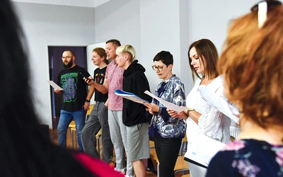 Czwartkowe śpiewanie w bibliotece w Kłobuczynie. Tu czas płynie w Bożym rytmie.