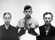 Jerzy Popiełuszko with his parents on the day of his First Holy Communion.
