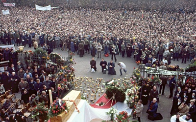 The funeral of Father Jerzy Popiełuszko took place on 3rd November 1984 at St. Stanislaus Kostka Church in Warsaw’s Żoliborz district. It is estimated that at least 450,000 people attended, with some sources suggesting as many as one million participants. The ceremony became a major anti-communist demonstration.