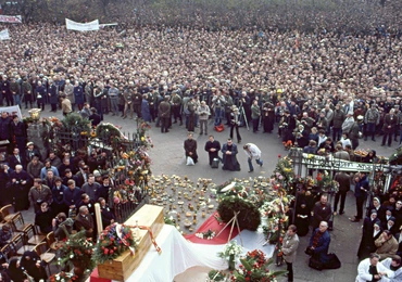 The funeral of Father Jerzy Popiełuszko took place on 3rd November 1984 at St. Stanislaus Kostka Church in Warsaw’s Żoliborz district. It is estimated that at least 450,000 people attended, with some sources suggesting as many as one million participants. The ceremony became a major anti-communist demonstration.