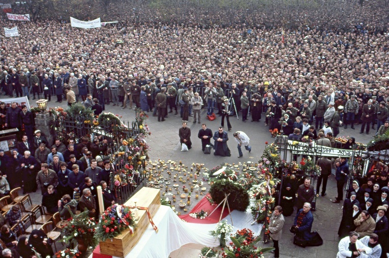 The funeral of Father Jerzy Popiełuszko took place on 3rd November 1984 at St. Stanislaus Kostka Church in Warsaw’s Żoliborz district. It is estimated that at least 450,000 people attended, with some sources suggesting as many as one million participants. The ceremony became a major anti-communist demonstration.