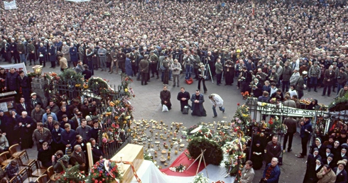 The funeral of Father Jerzy Popiełuszko took place on 3rd November 1984 at St. Stanislaus Kostka Church in Warsaw’s Żoliborz district. It is estimated that at least 450,000 people attended, with some sources suggesting as many as one million participants. The ceremony became a major anti-communist demonstration.
