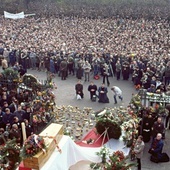 The funeral of Father Jerzy Popiełuszko took place on 3rd November 1984 at St. Stanislaus Kostka Church in Warsaw’s Żoliborz district. It is estimated that at least 450,000 people attended, with some sources suggesting as many as one million participants. The ceremony became a major anti-communist demonstration.