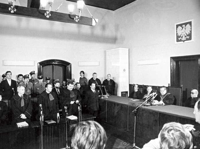 Announcement of the verdict in the trial of those accused of the abduction, torture, and murder of Father Jerzy Popiełuszko. The panel of judges was chaired by Artur Kujawa, the President of the District Court in Toruń. The perpetrators of the crime – Grzegorz Piotrowski, Leszek Pękala, and Waldemar Chmielewski – were sentenced to prison. Adam Pietruszka was sentenced for inciting subordinates to commit the crime.