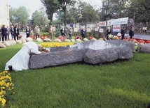 During his third pilgrimage to Poland in 1987, John Paul II prayed in silence for a long time at the grave of Father Jerzy. He did not deliver any speech; instead, he prayed on his knees, kissing and embracing the tombstone.