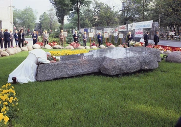 During his third pilgrimage to Poland in 1987, John Paul II prayed in silence for a long time at the grave of Father Jerzy. He did not deliver any speech; instead, he prayed on his knees, kissing and embracing the tombstone.