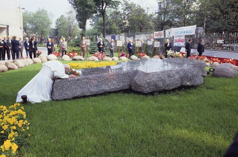 During his third pilgrimage to Poland in 1987, John Paul II prayed in silence for a long time at the grave of Father Jerzy. He did not deliver any speech; instead, he prayed on his knees, kissing and embracing the tombstone.