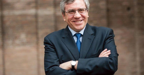 Professor Cesare Giacomo Zucconi is a historian and political scientist. He was born in London in 1962. He studied political science and the history of international relations at “La Sapienza” University in Rome. He is now a lecturer at “Friedrich Schiller” University in Jena, Germany. Zucconi is the author of books and articles on the history of Central and Eastern Europe, church history, conflict resolution and interfaith dialogue. He is a member of the Sant’Egidio Community.